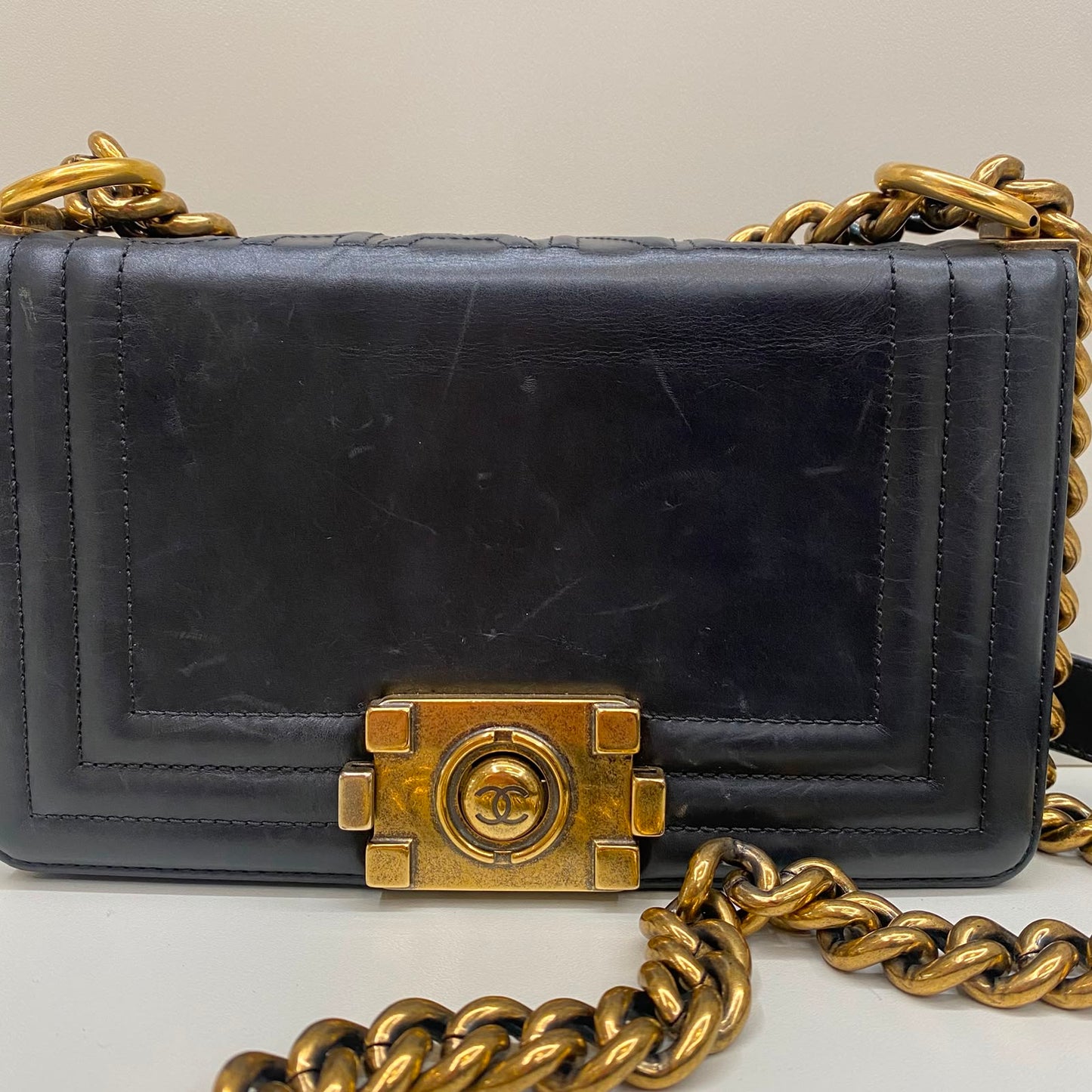Bolsa Chanel Boy Preta e Dourado