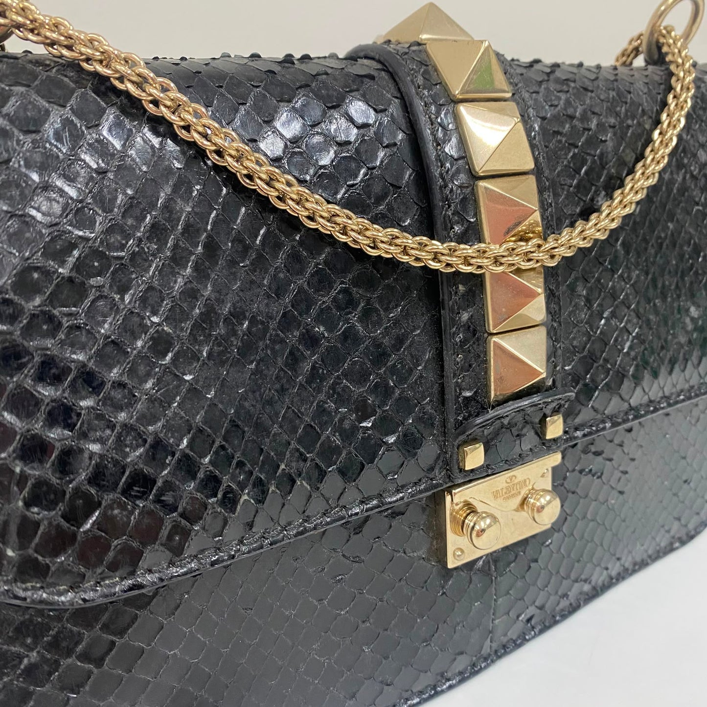 Bolsa Valentino Garavani Rockstud Python Preta