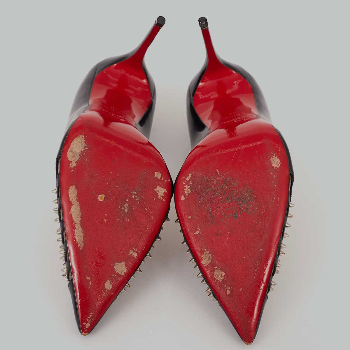 Scarpin Louboutin com Spike Tam. 38 Br
