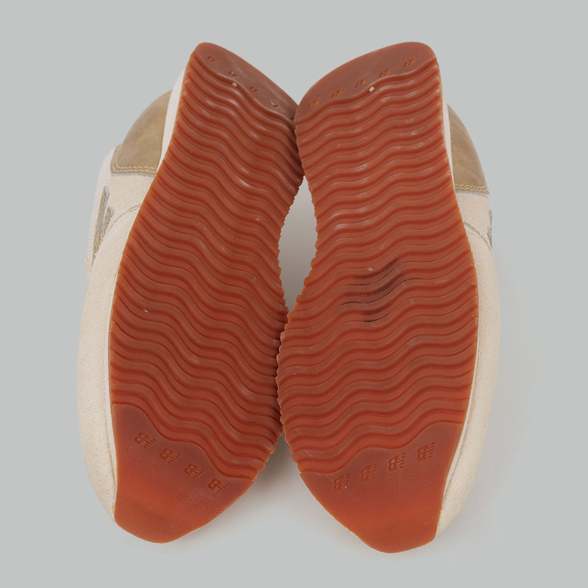 Tênis New Balance Off White e Dourado TAM. 38,5 Br