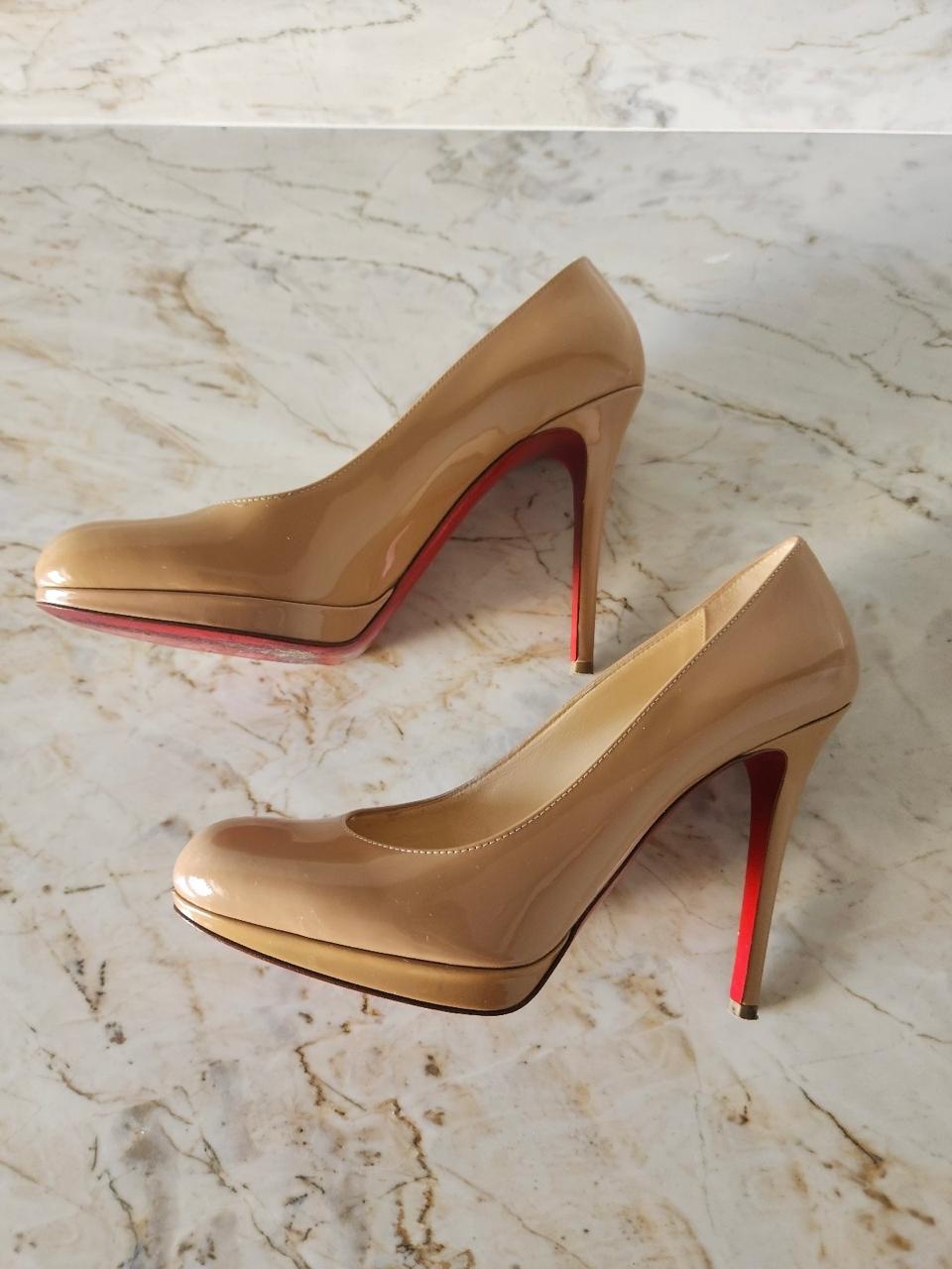 Scarpin Christian Louboutin Verniz Nude TAM. 36 BR