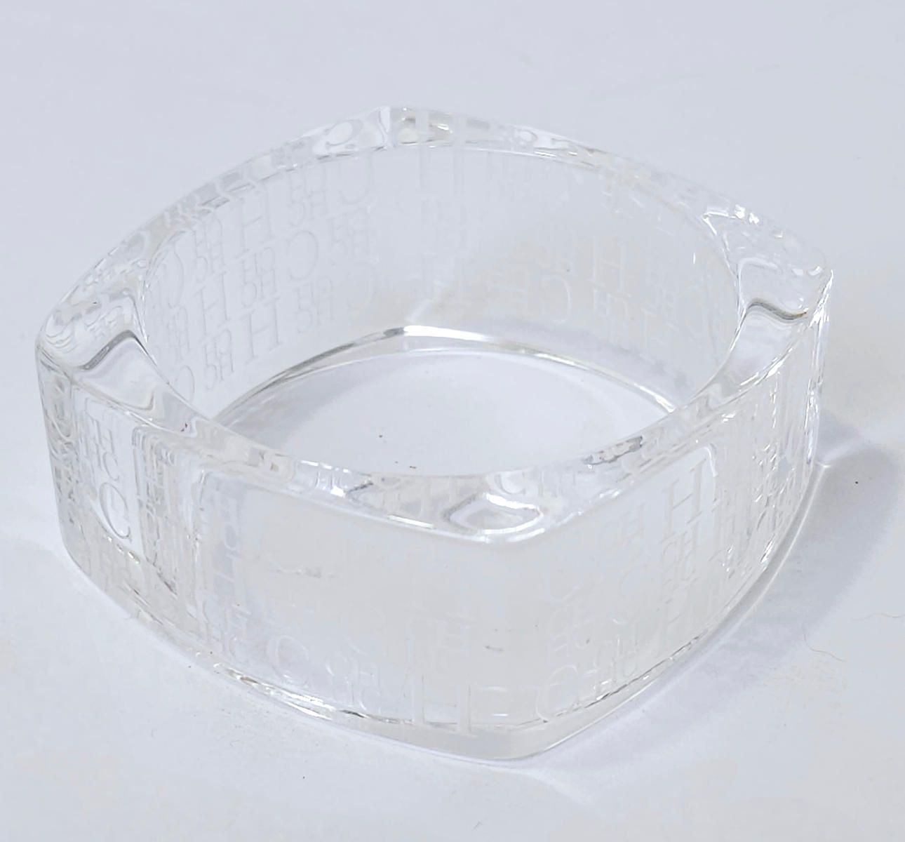 Bracelete Carolina Herrera Logo em Acrilico