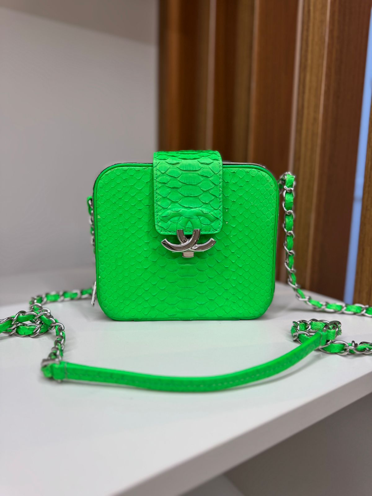 Bolsa Chanel Snakeskin Mini CC Box Camera verde neon