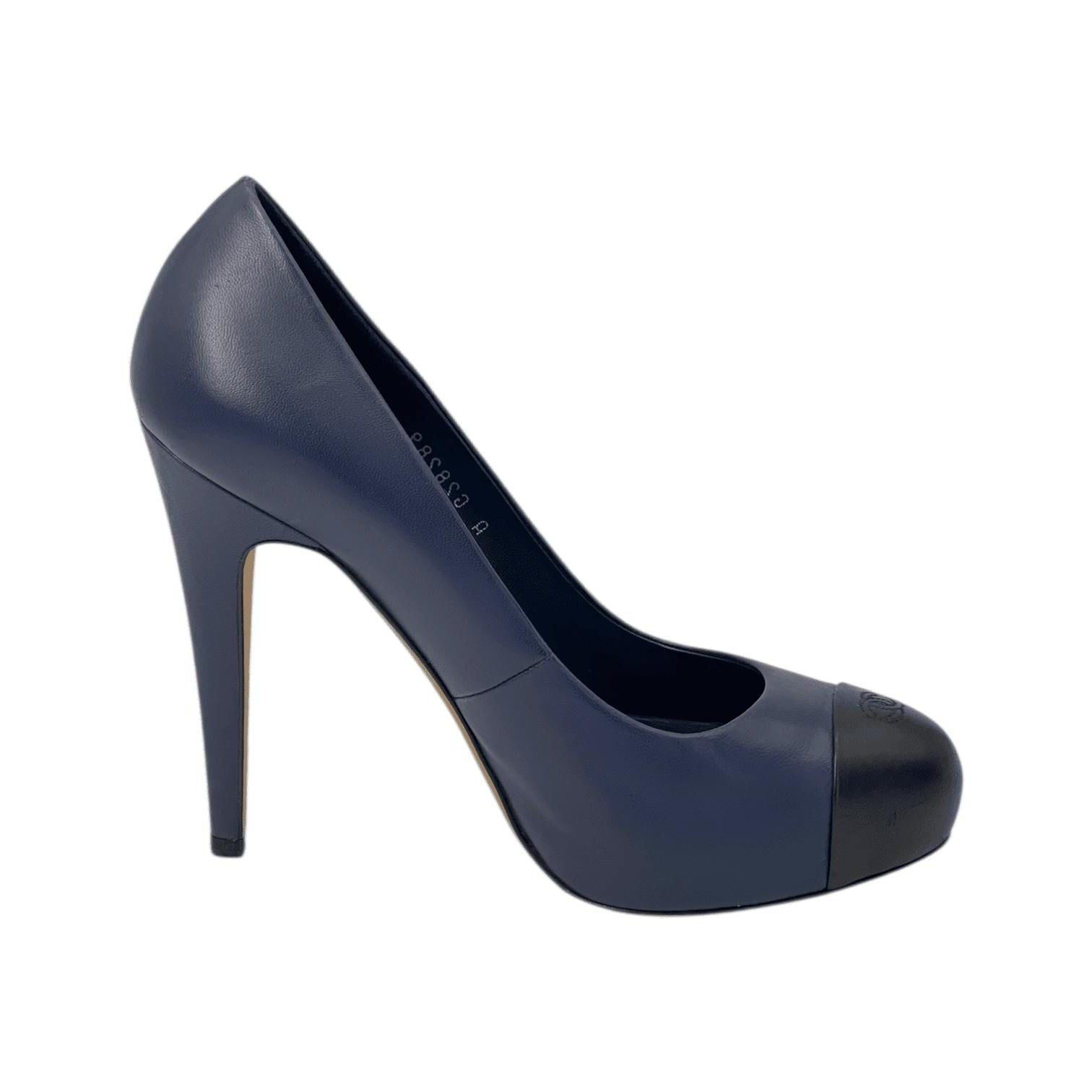 Salto Chanel Bicolor CC Cap Toe Pumps azul-marinho 34,5