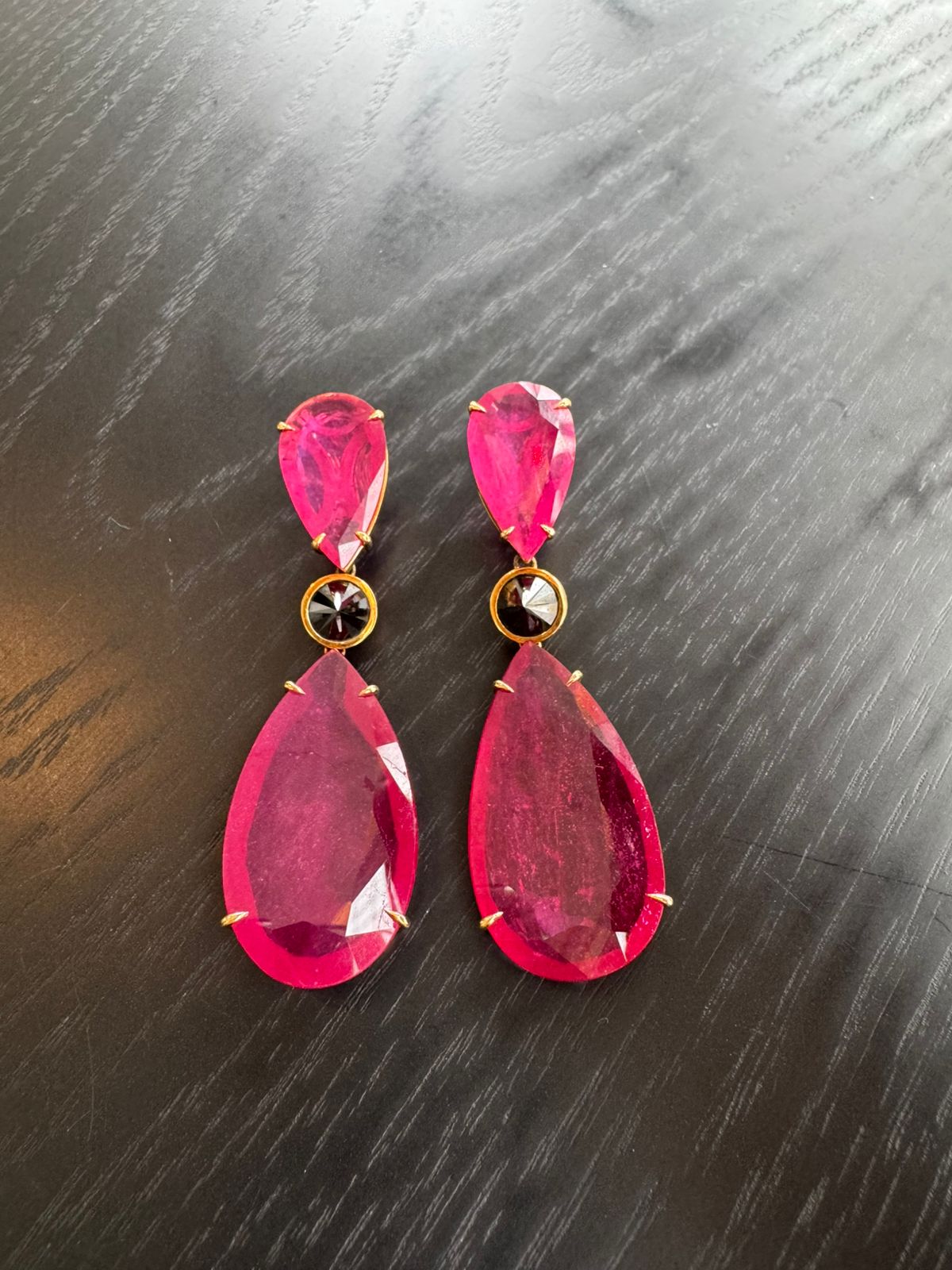 Brinco Ara Vartanian Diamente Negro com Rubi