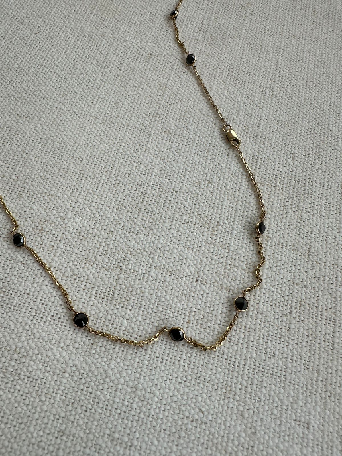 Colar Joalheira Pessoal Pedras Negras