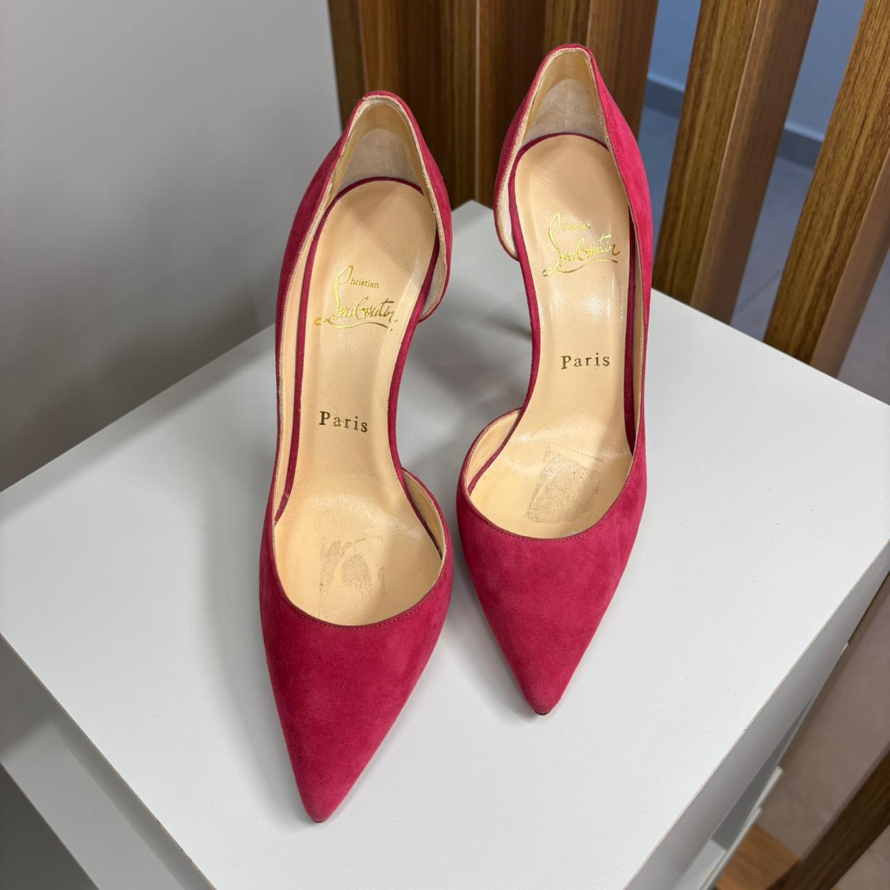 Scarpins Christian Louboutin Iriza 100 em camurça rosa TAM. 34,5 BR
