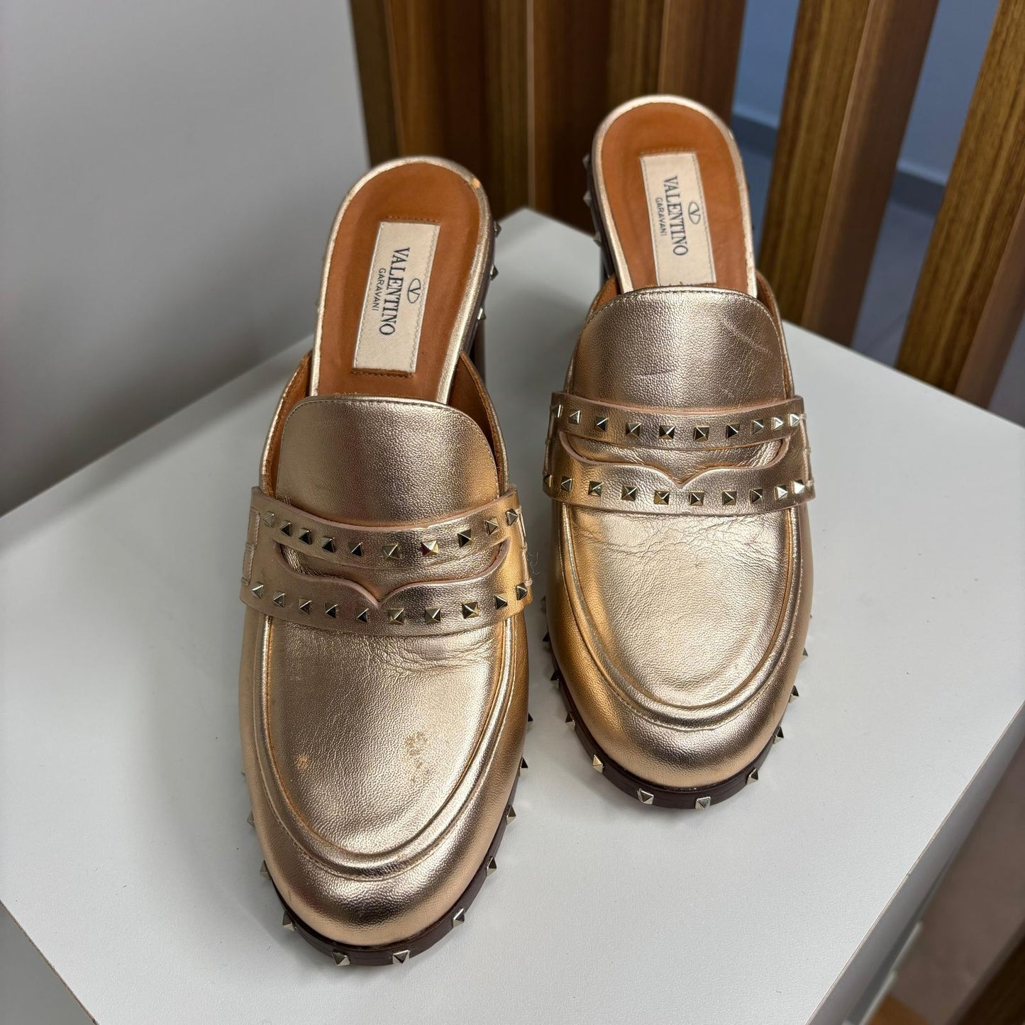 Mule Valentino Garavani Rockstud dourado TAM. 34,5
