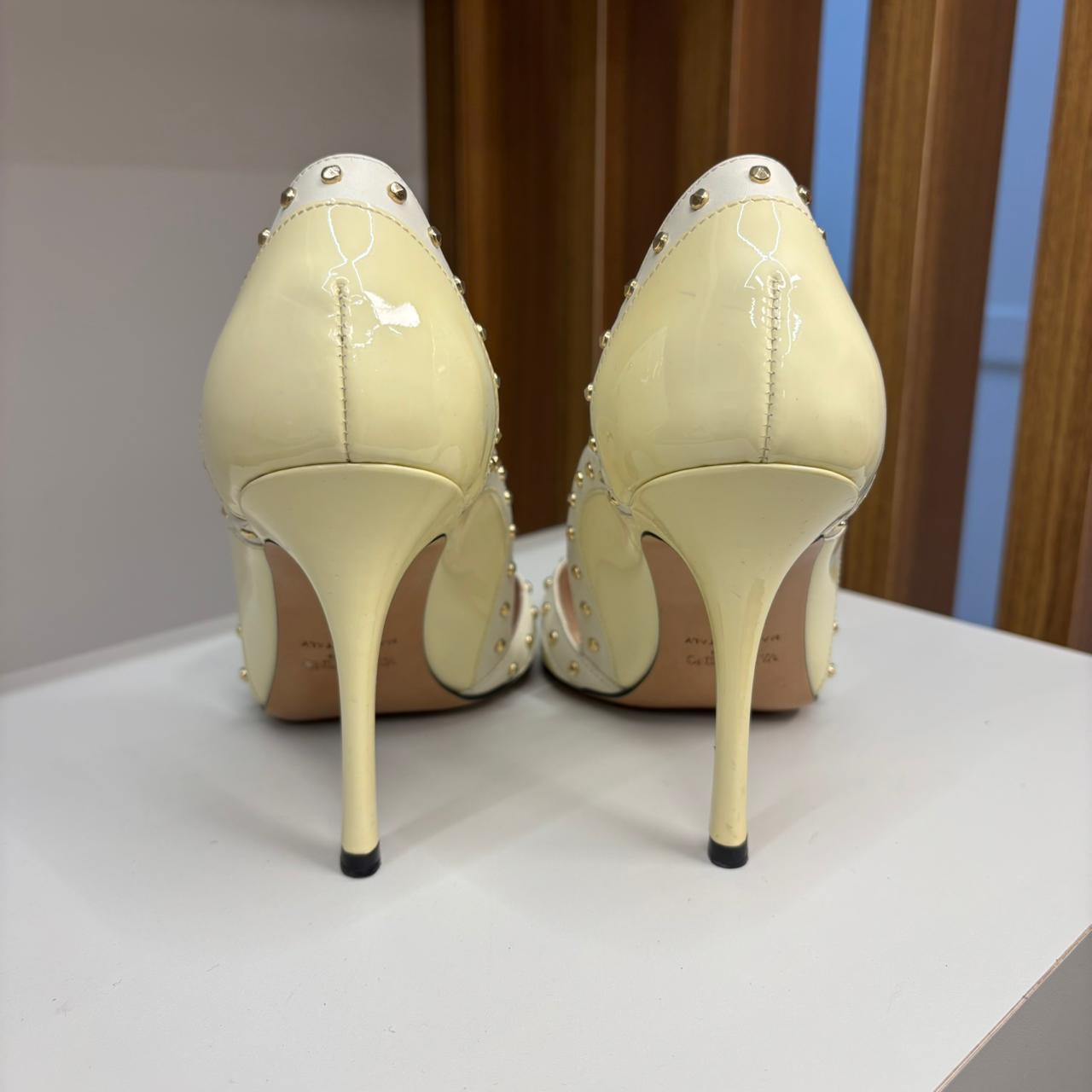 Scarpin Valentino Garavani amarelo TAM. 34 BR