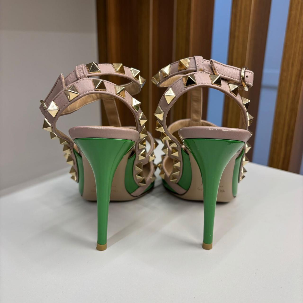 Scarpin Rockstud Valentino Garavani verde TAM. 33,5 BR