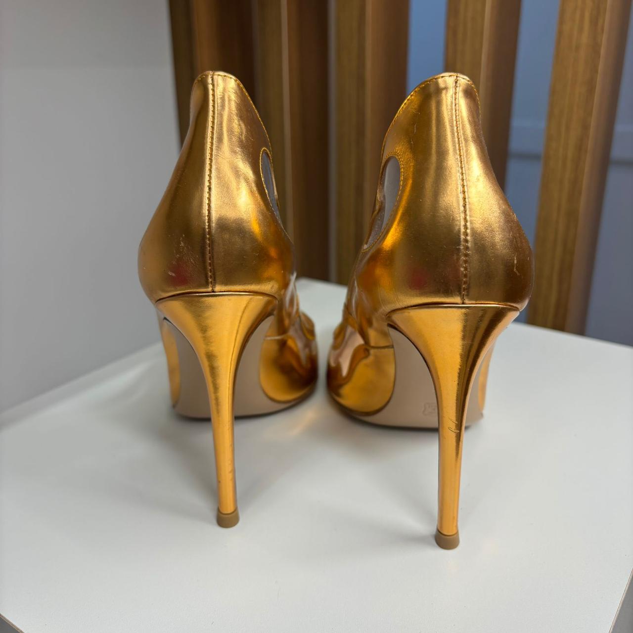 Salto Gianvito Rossi dourado TAM. 34 BR