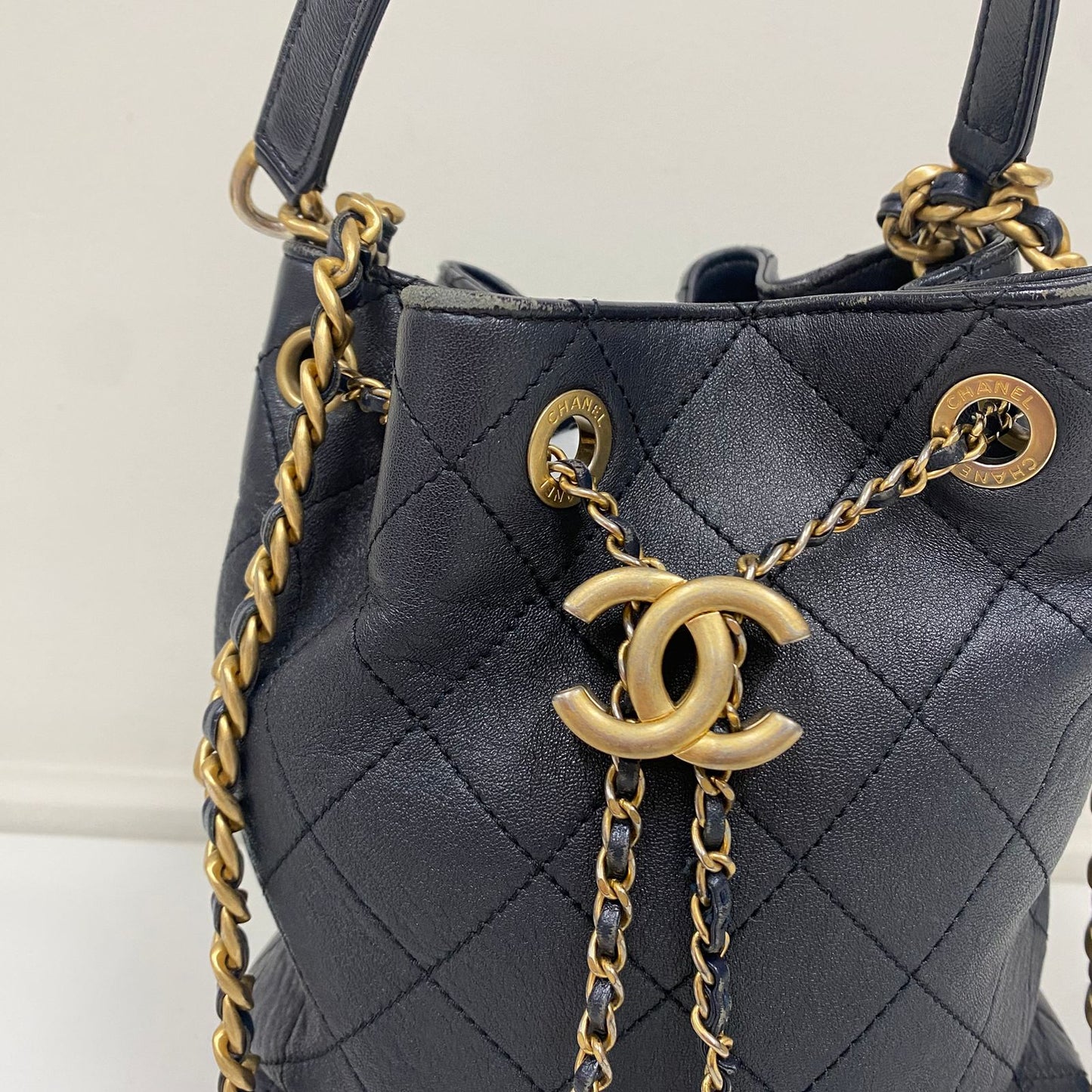 Bolsa Chanel Quilted CC Drawstring Bucket Navy