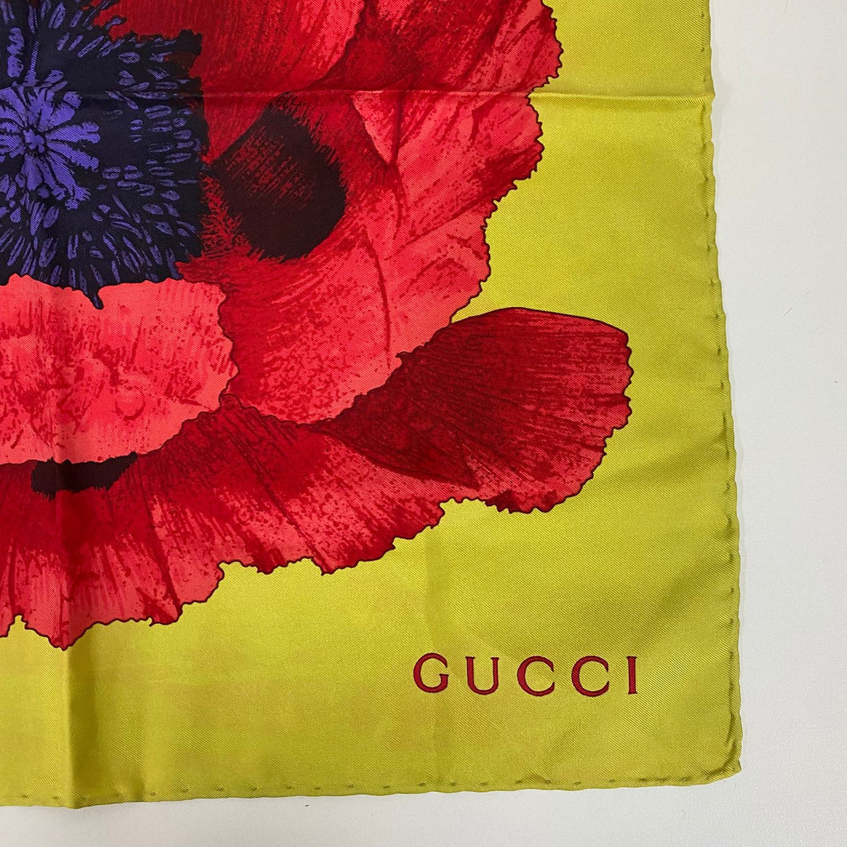 Lenço Gucci Flor Vermelha Fundo Verde