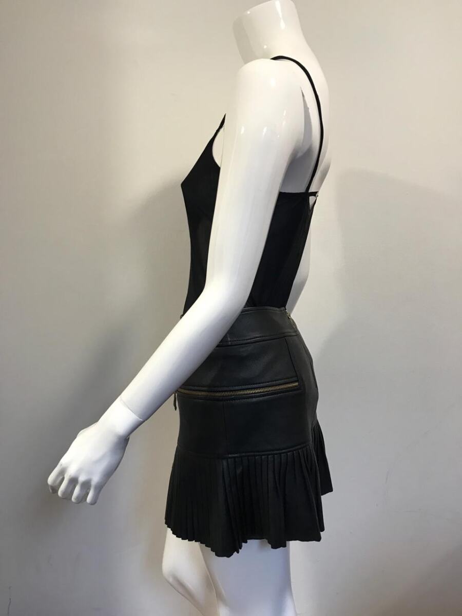 Saia Pedro Lourenço de couro preta