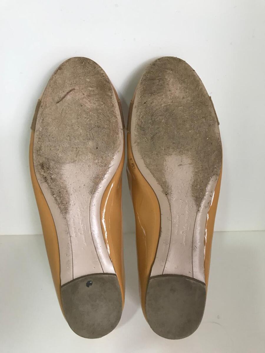 Sapatilha Ferragamo bege verniz, sola 37.5