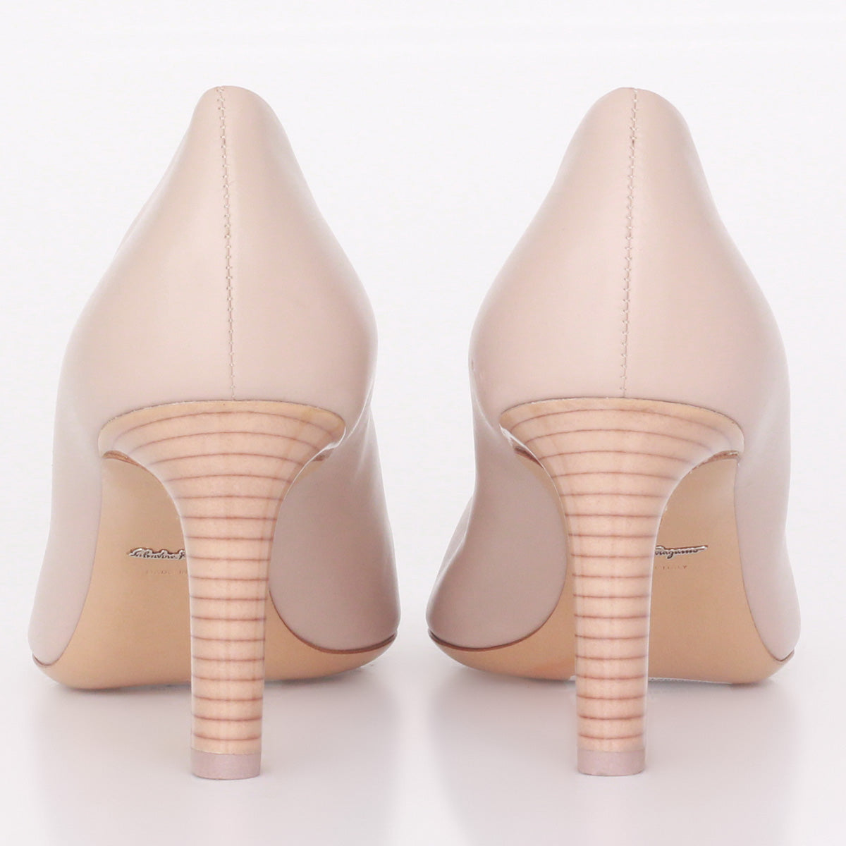 Sapato Salvatore Ferragamo Nude c/ Bico Redondo Tam.38 Br
