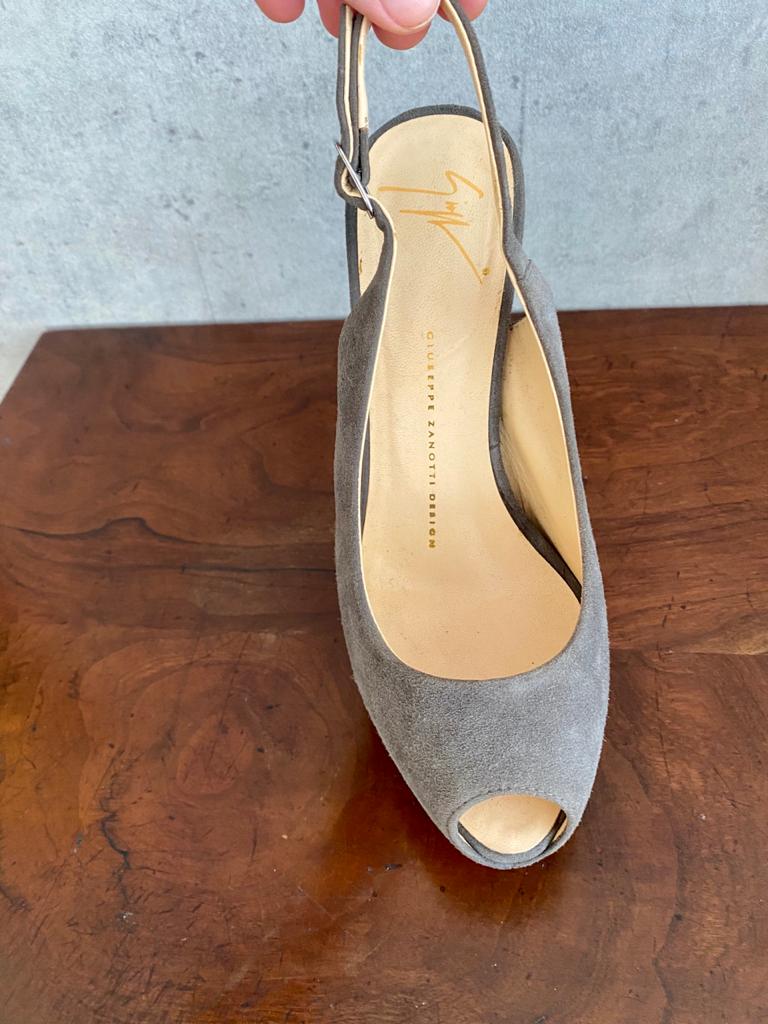 Sapato Giuseppe Zanotti Camurça Cinza Tam. 37