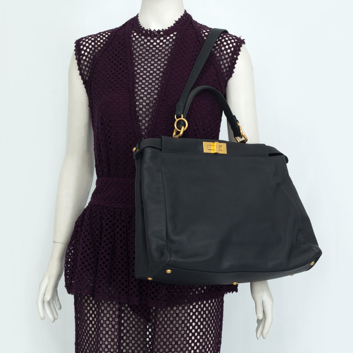 Bolsa Fendi Peekaboo preto Grande com Dourada