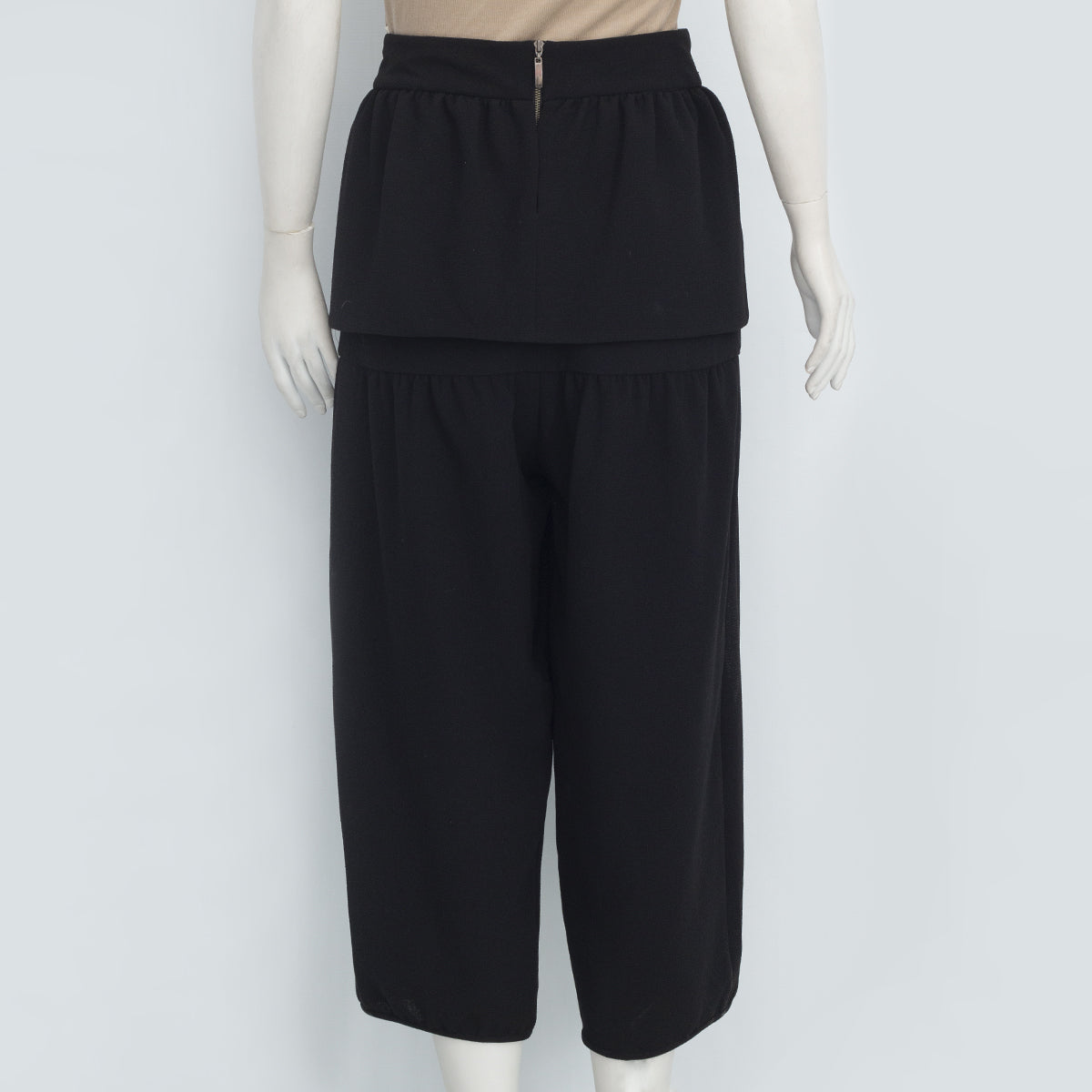 Calça Paula Raia Preta com Saia por Cima Tam.36