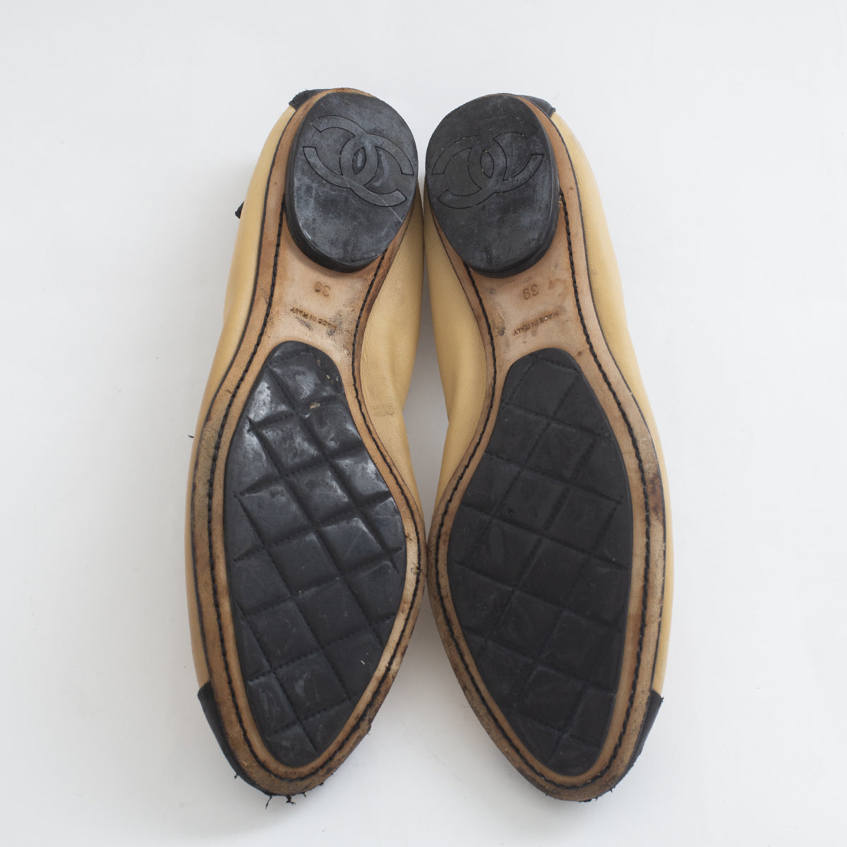 Sapatilha Chanel bicolor bege e preto Tam. 39