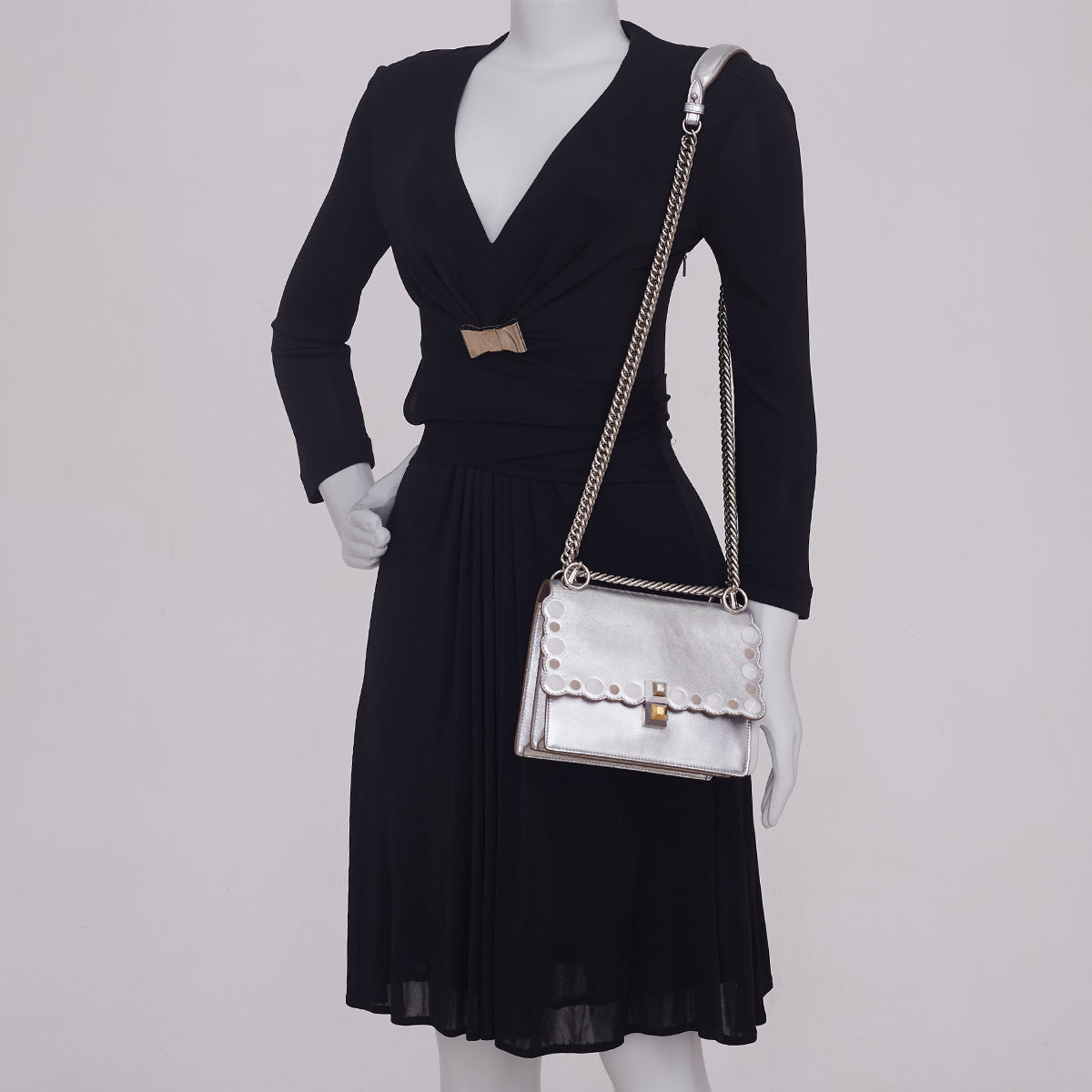 Bolsa Fendi Kan Prateada Pequena