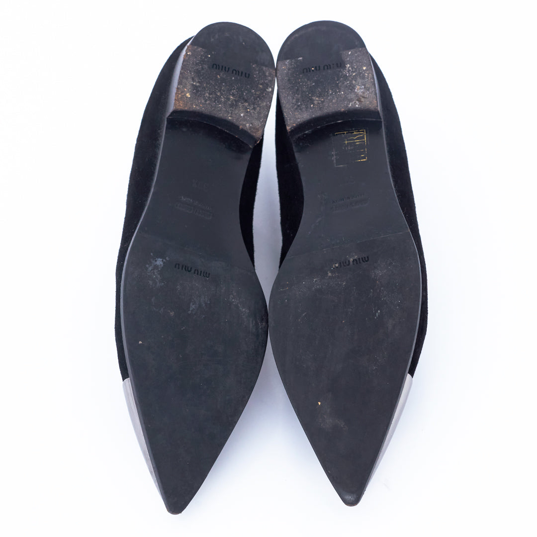 Sapato Miu Miu Suede Preto c/ Detalhe em Metal Tam.39,5