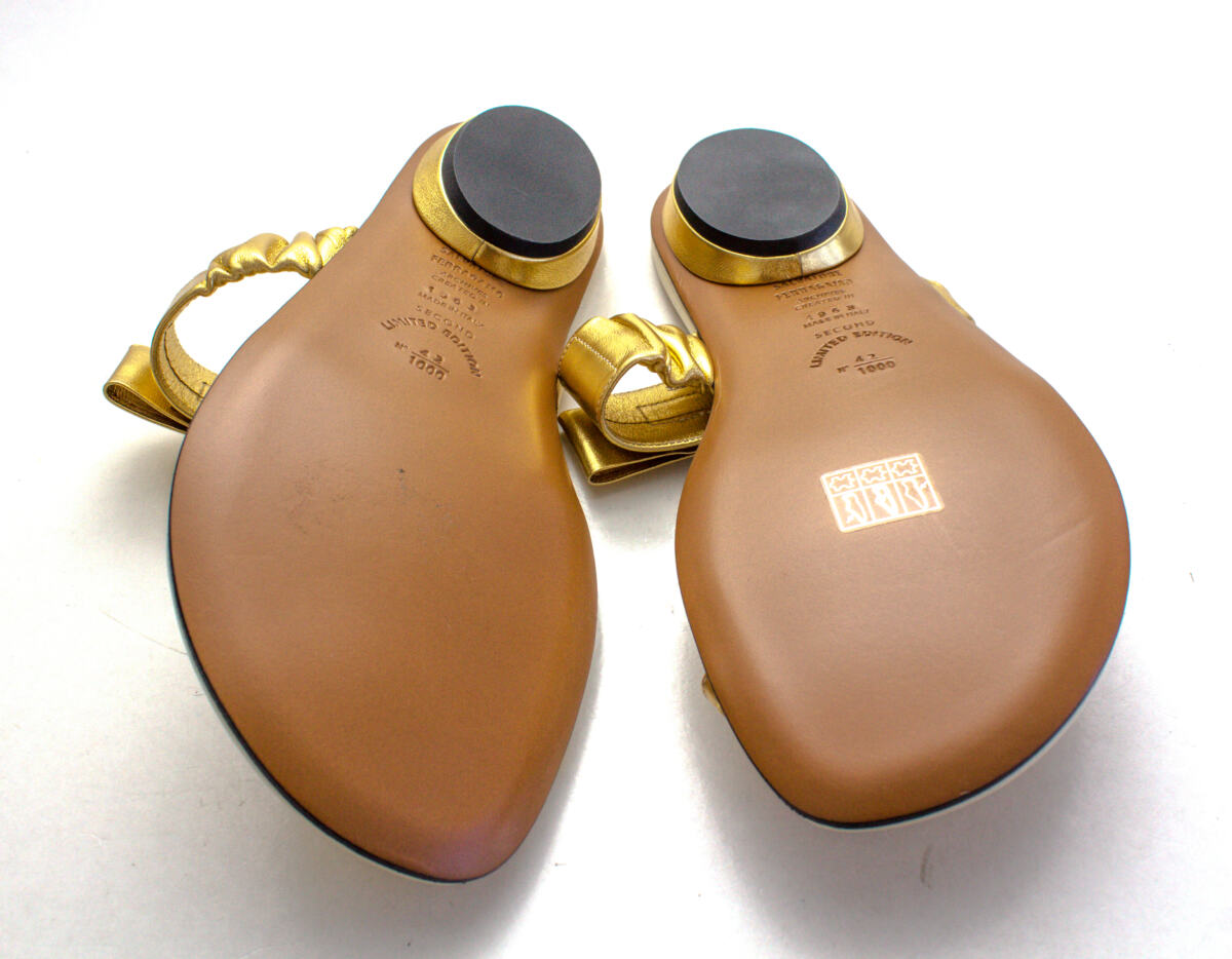 Rasteira Ferragamo Off White com Dourado Tam. 40 Br