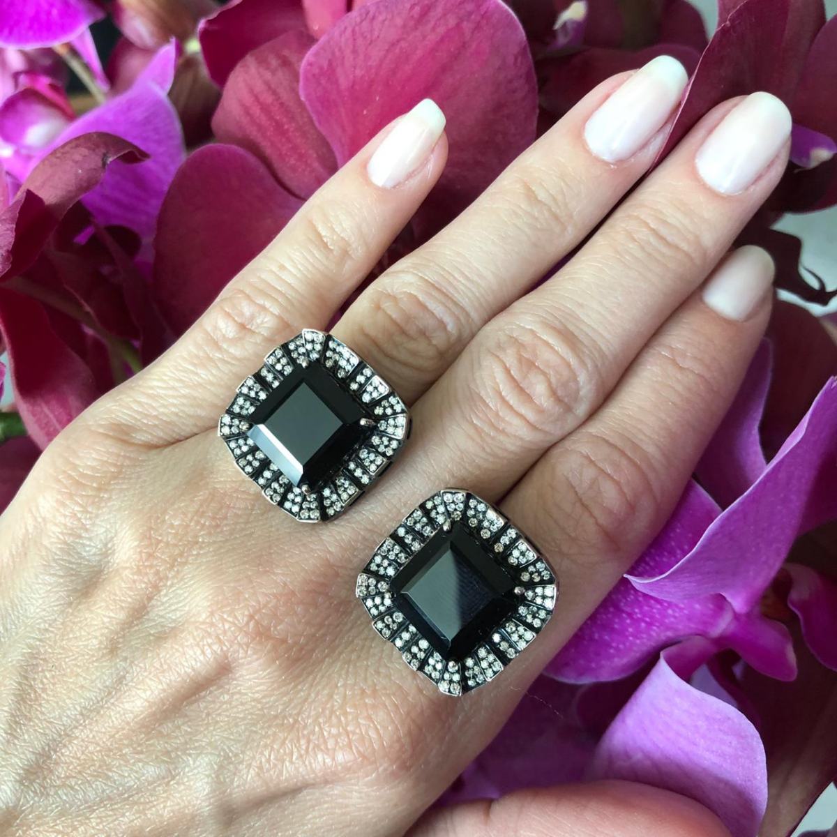 Anel Jack Vartanian Onix e Diamantes Duplo