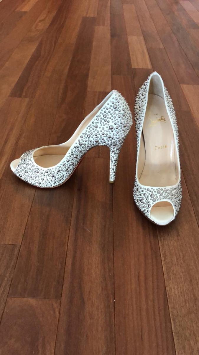 Scarpin Peep Toe Louboutin Branco Com Tachas Tam. 38,5