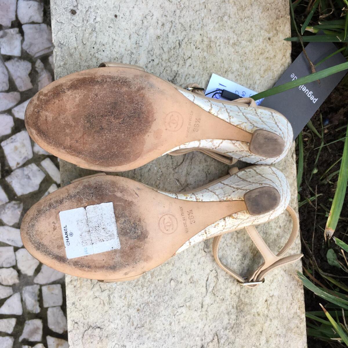 Sandália Chanel Bege e Preta Flor Tam. 36,5