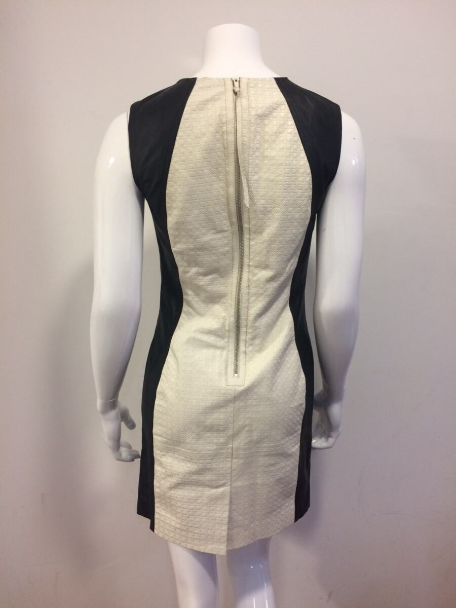 Vestido NK preto e branco de couro