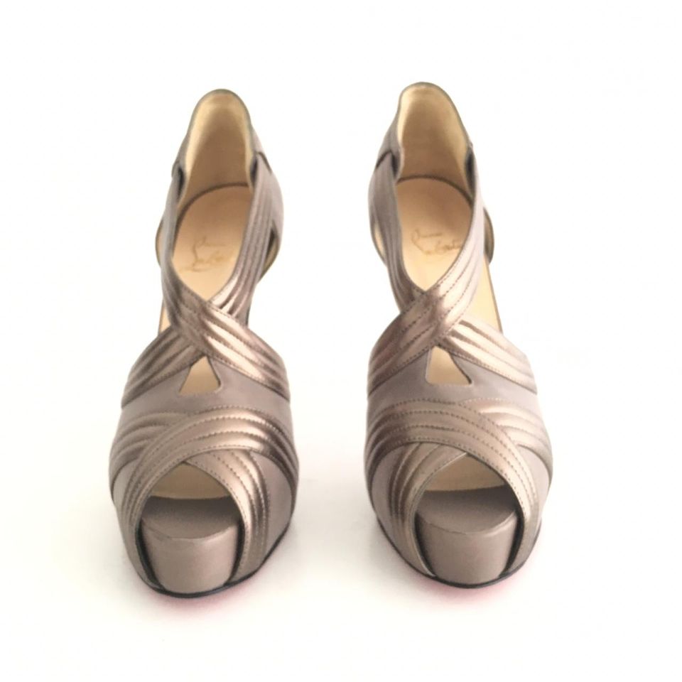 Sapato Peep Toe Louboutin Terroso com Bronze Tam. 39