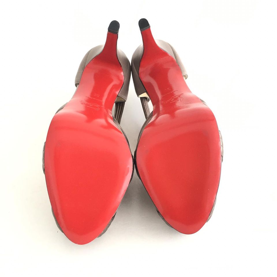 Sapato Peep Toe Louboutin Terroso com Bronze Tam. 39