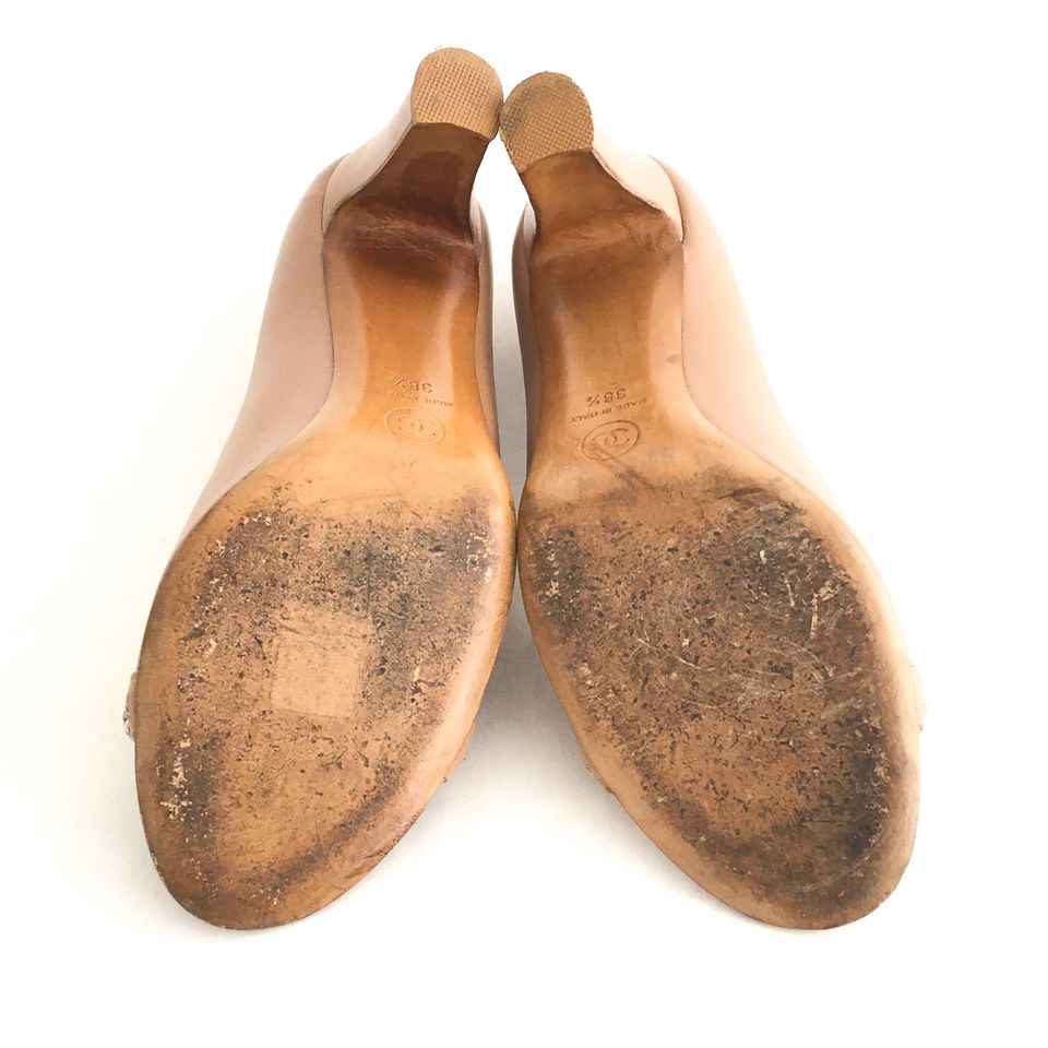 Sapato Chanel Nude Com Corrente na Ponta Tam. 38,5