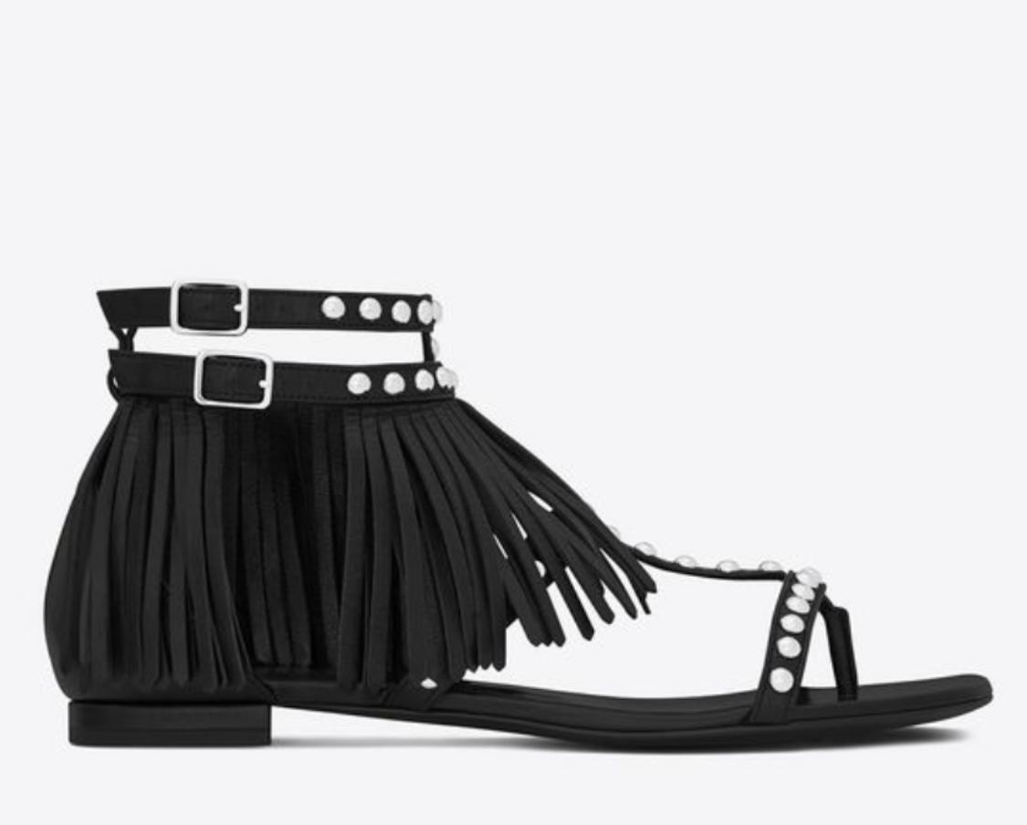 Rasteira Saint Laurent preta com tachinhas e franjas, sola 37,5