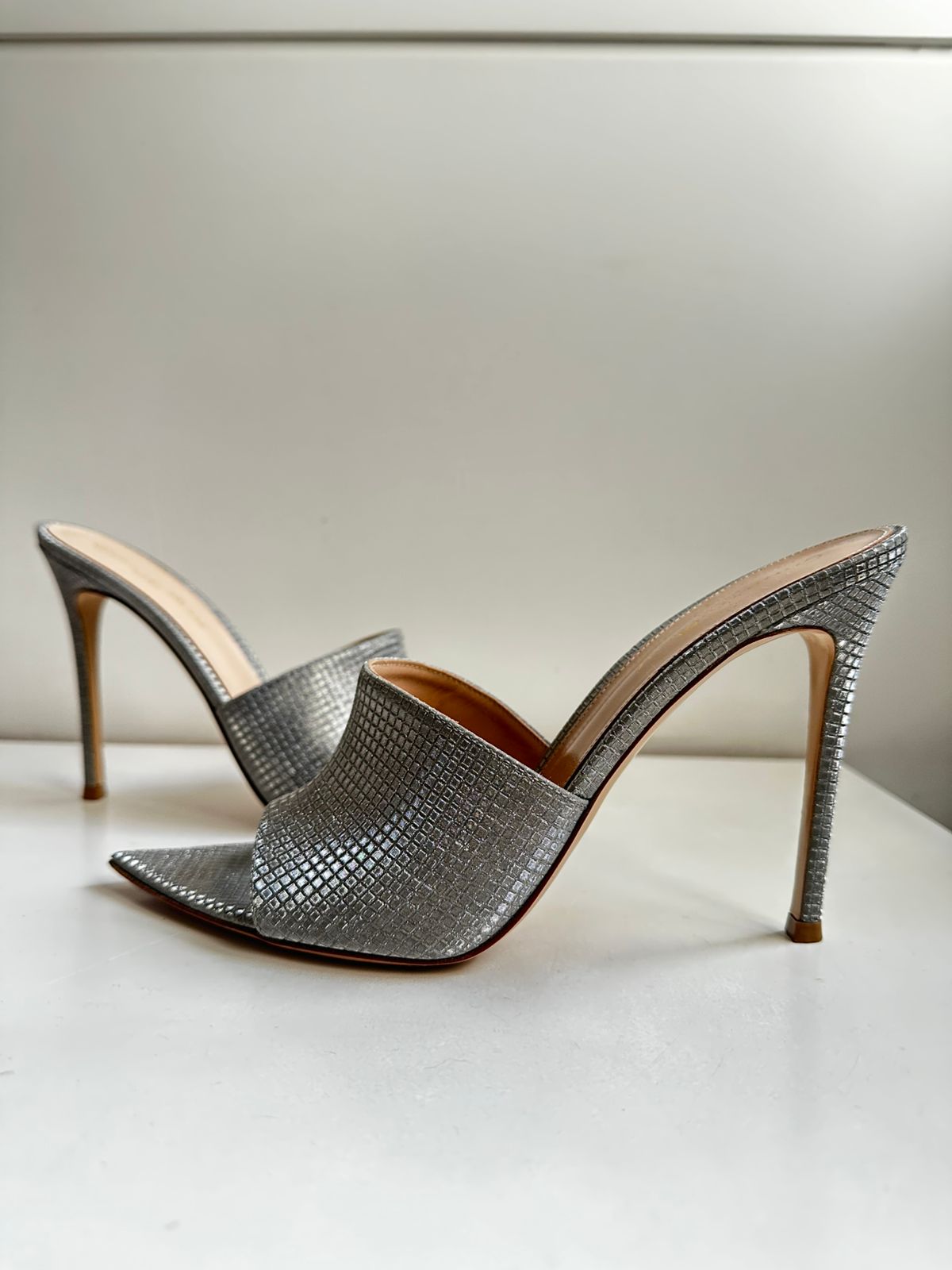 Sandália Gianvito Rossi Prata Tam. 38 BR