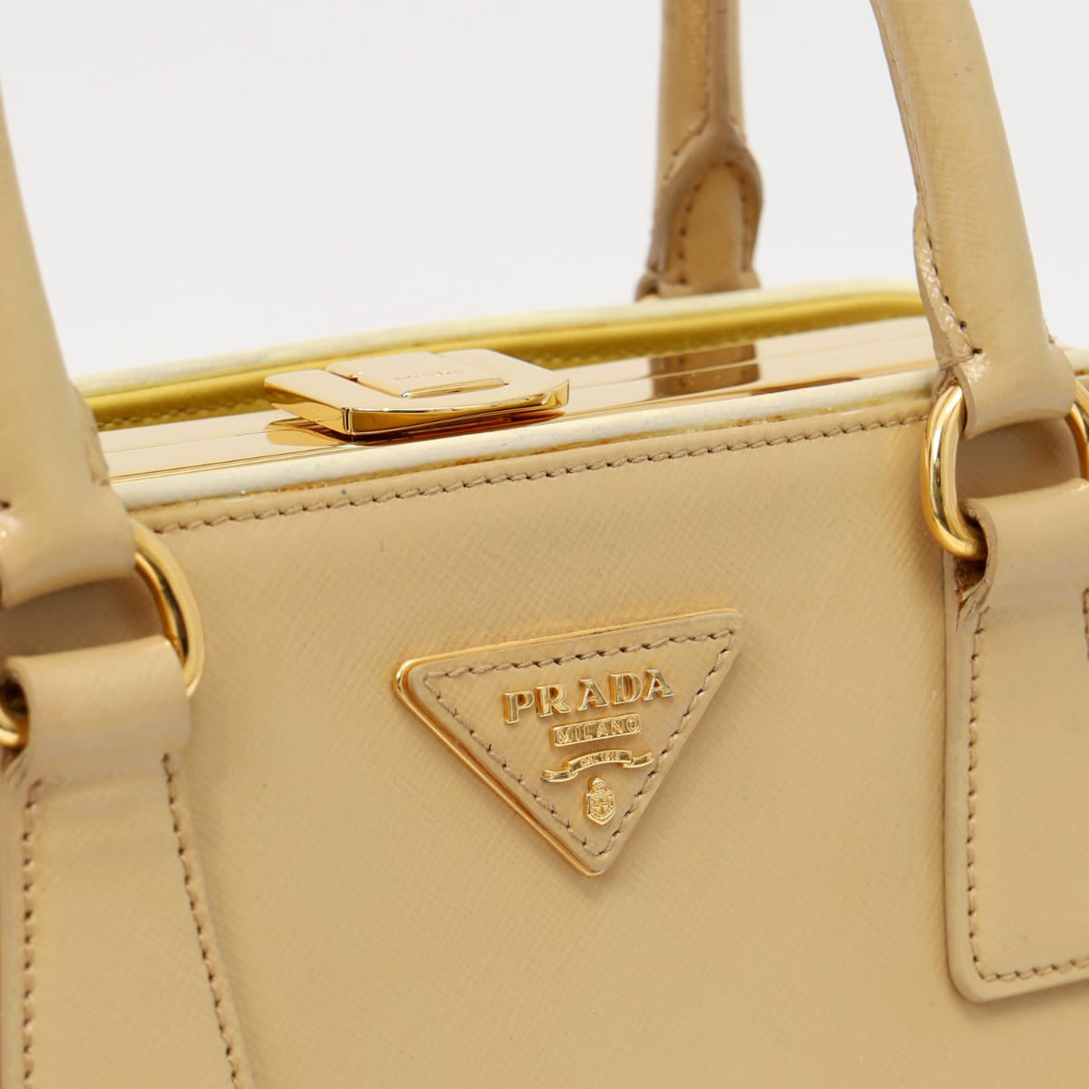 Bolsa Prada Pyramid Saffiano Vernice Bege Média