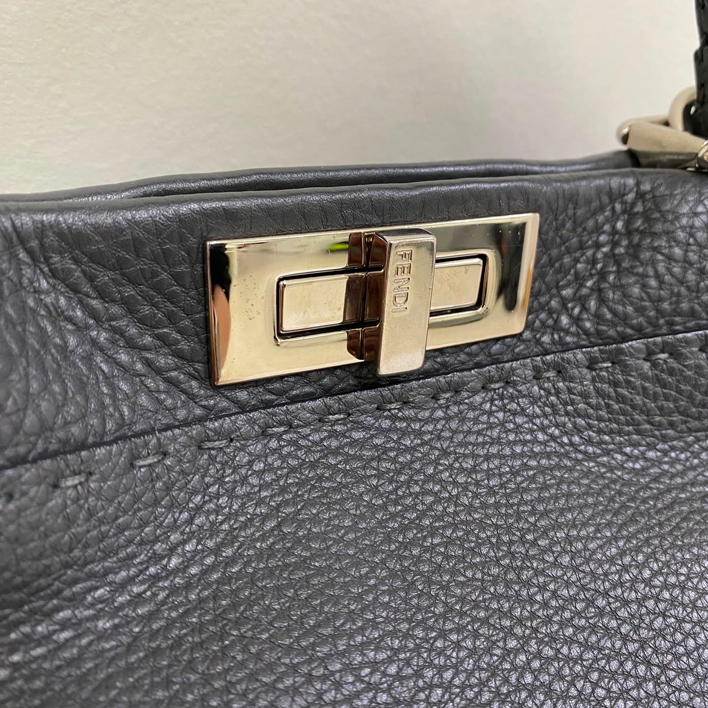 Bolsa  Fendi Selleria Peekaboo Satchel Cinza