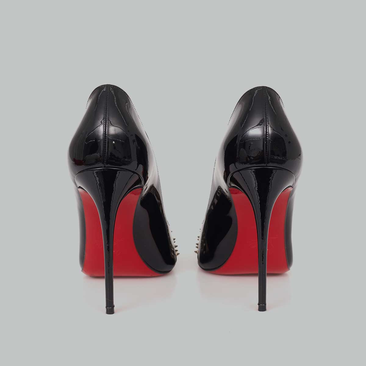 ⁠Scarpin Louboutin com Spike Tam. 38 Br
