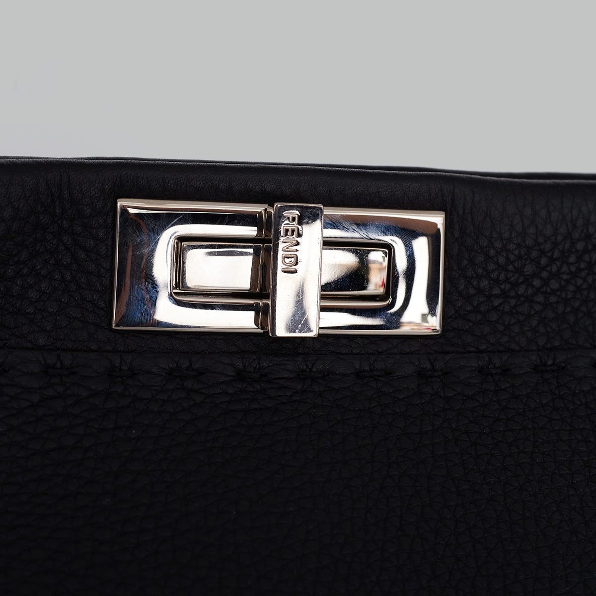 Bolsa Fendi Peekaboo Maxi Preta