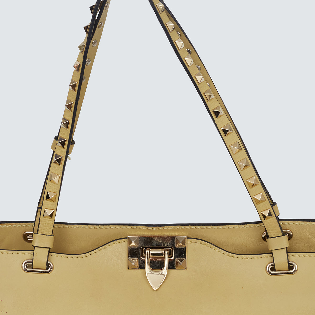 Bolsa Valentino Rockstud Grainy amarela