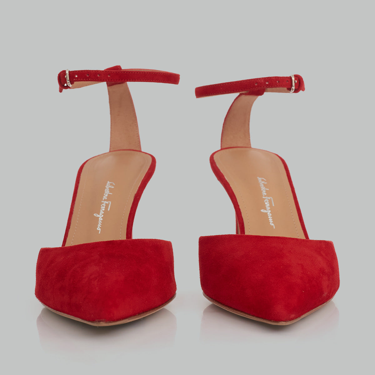 ⁠Scarpin Ferragamo Vermelho Tam. 37 Br