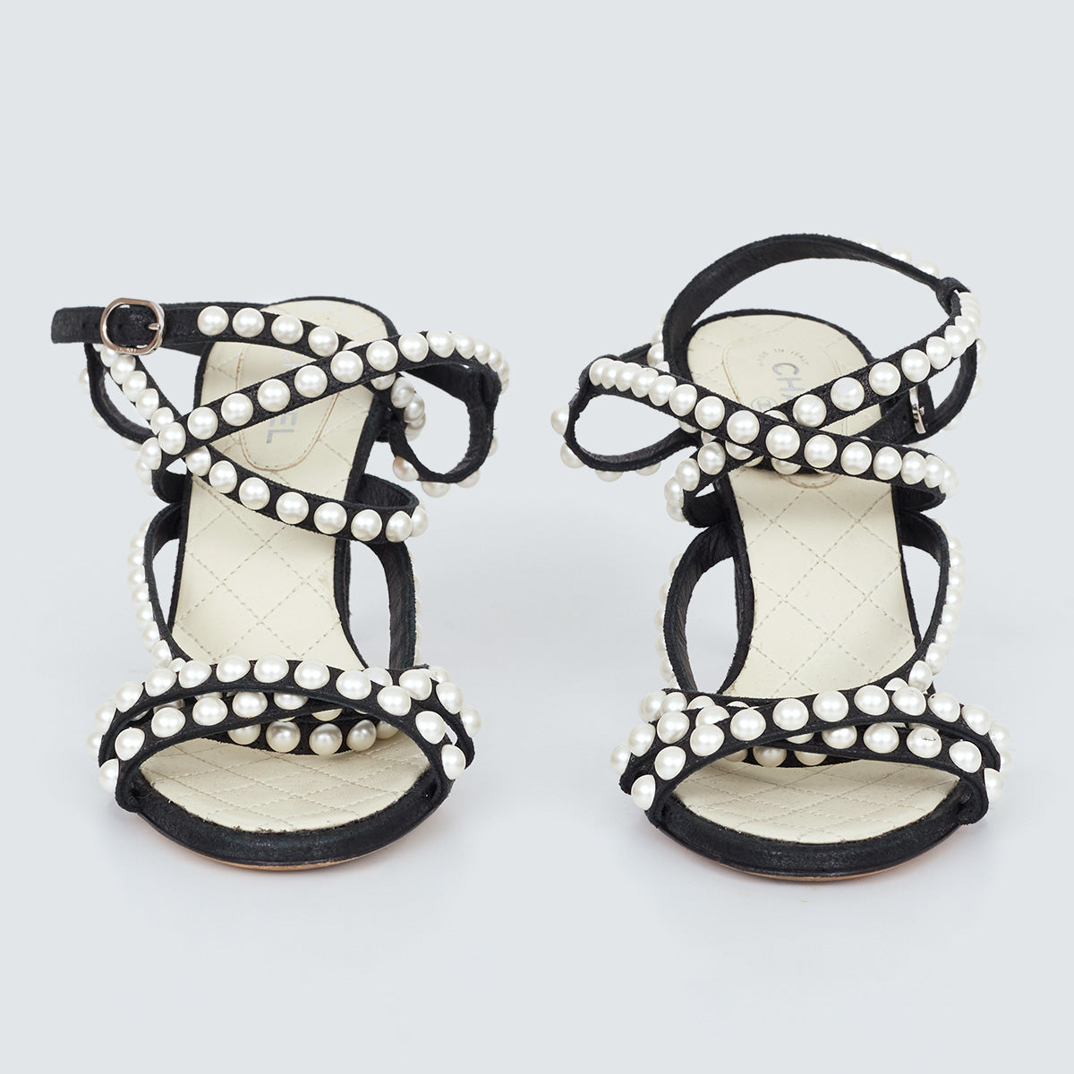 Sandália Chanel pérolas tam. 34,5 br