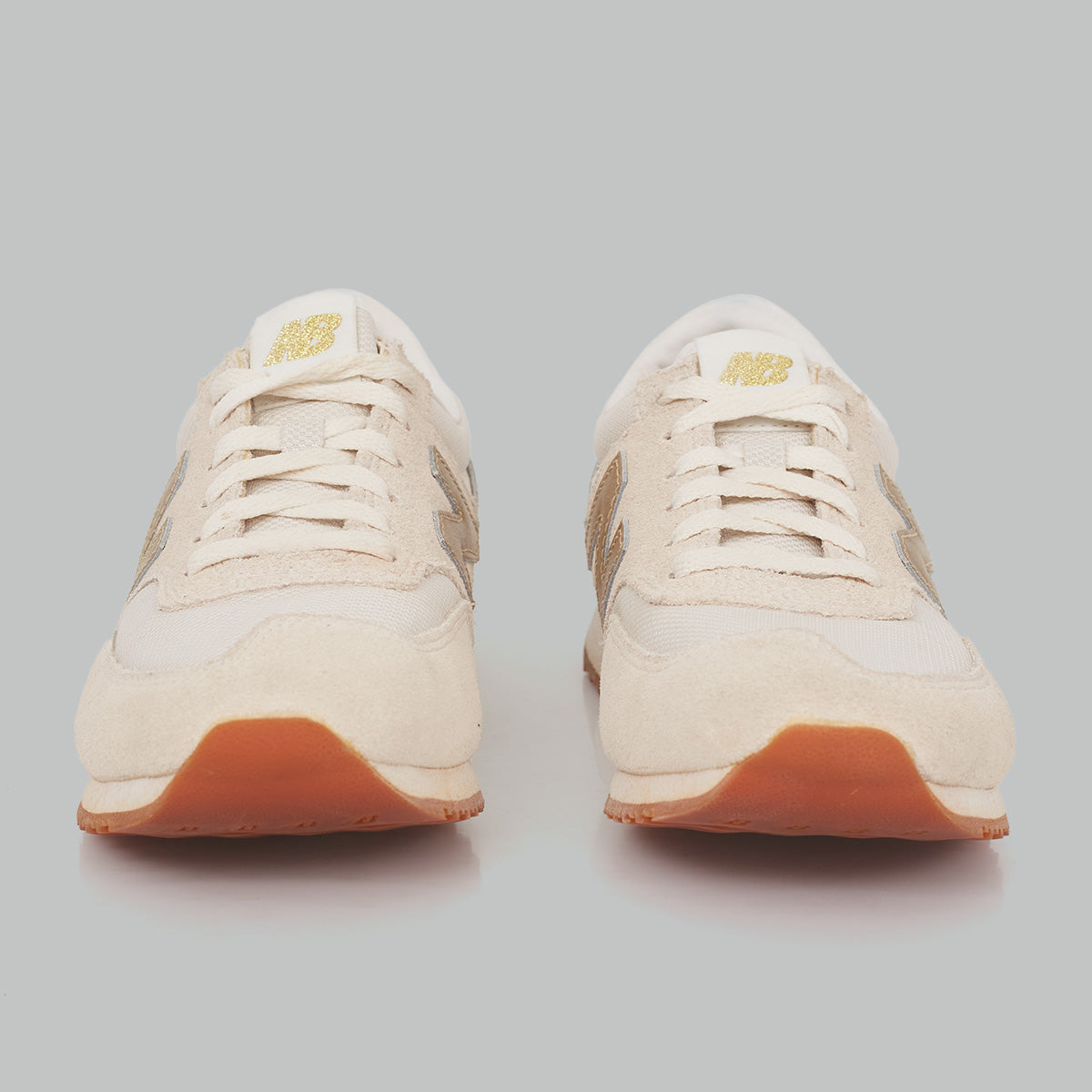Tênis New Balance Off White e Dourado TAM. 38,5 Br