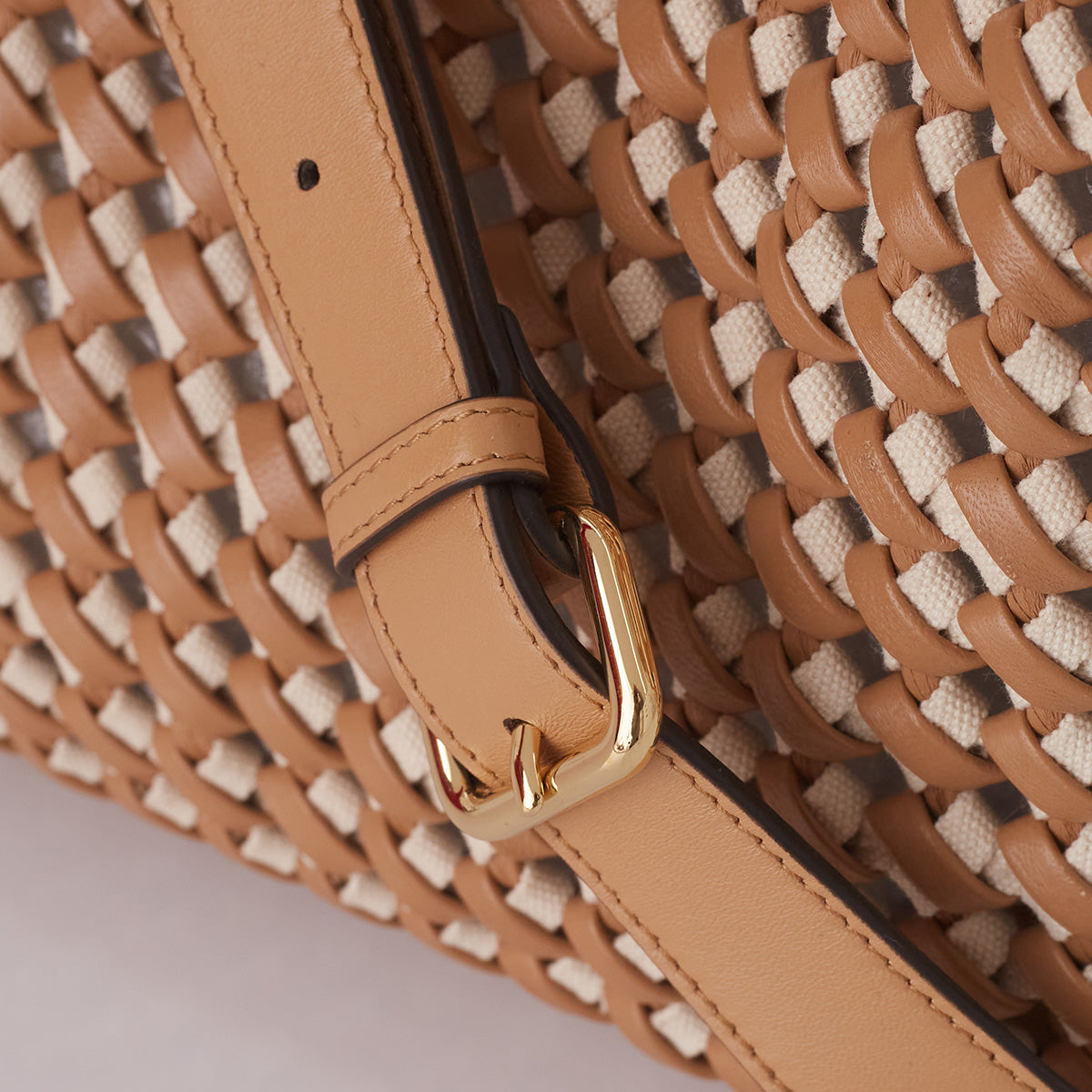 Bolsa Fendi Peekaboo Intrecciato