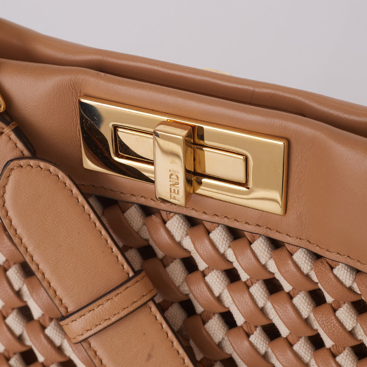Bolsa Fendi Peekaboo Intrecciato