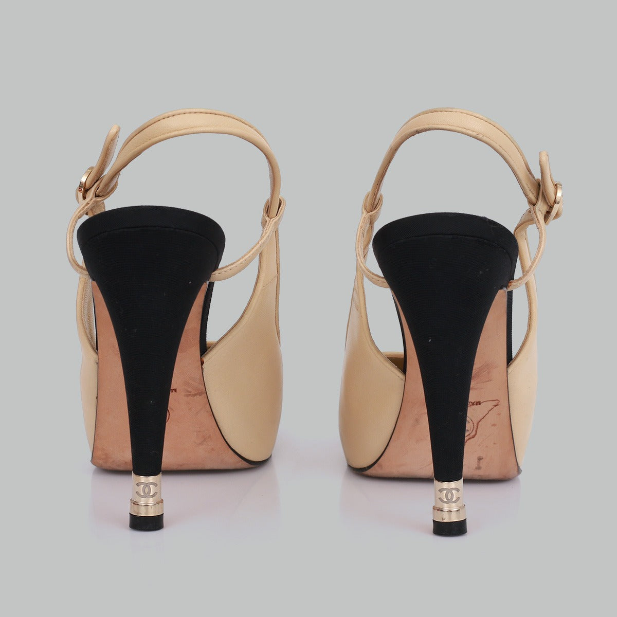 SCARPIN CHANEL BEGE E PRETO TAM. 37,5 BR