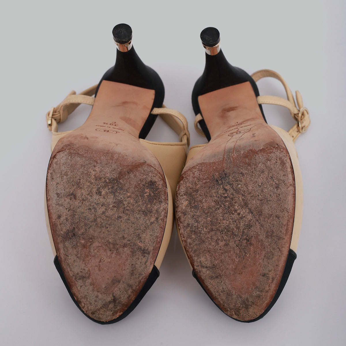 SCARPIN CHANEL BEGE E PRETO TAM. 37,5 BR