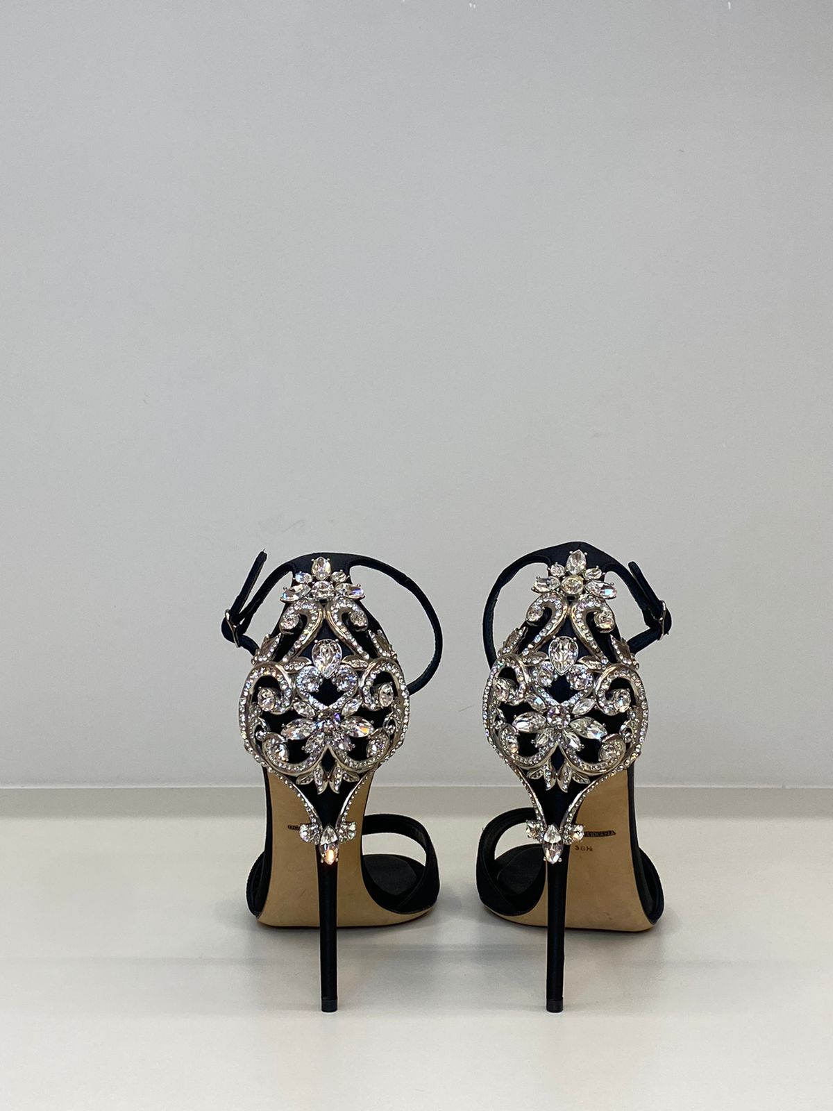 ⁠Sandália Dolce & Gabbana Preta com Pedrarias TAM. 36,5 BR
