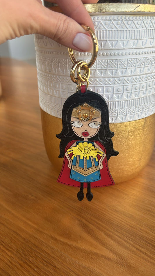 Chaveiro Paula Cademartori Mulher Maravilha